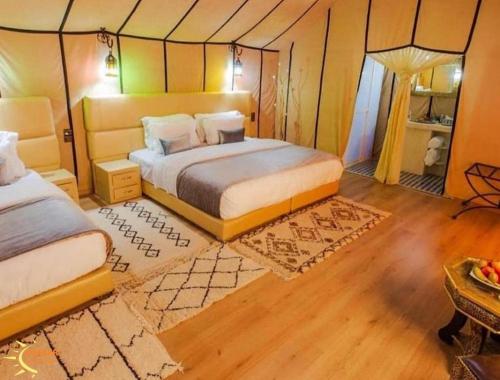 a bedroom with two beds in a room at Asafar Luxury Camp in Merdani