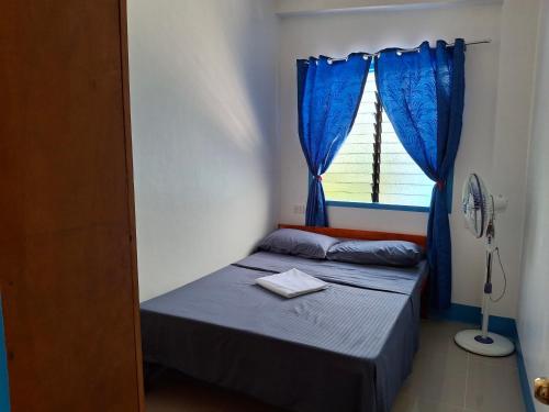 Ένα ή περισσότερα κρεβάτια σε δωμάτιο στο Affordable staycation in Bais City