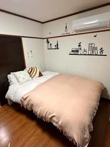 a bedroom with a bed with a white bedspread at ZYZSumiyoshichō 2K SJ0254 in Tokyo