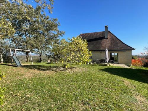 Taman di luar Gîte "le haut des Poujades"