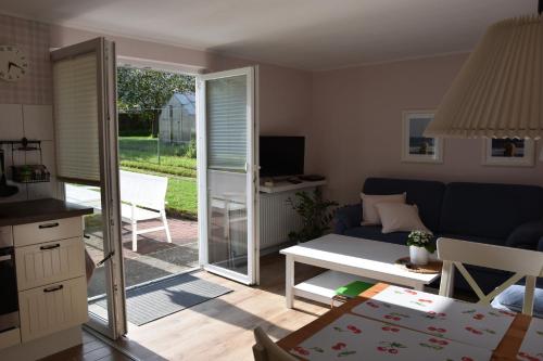 ein Wohnzimmer mit Sofa und Tisch in der Unterkunft Bungalow Gartenzauber in Grube