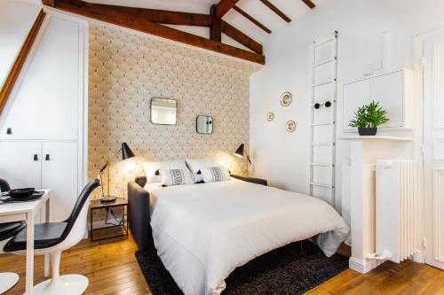 une chambre avec un lit blanc et un bureau dans l'établissement Magnificent studio - 3P - Near Trocadéro, à Paris