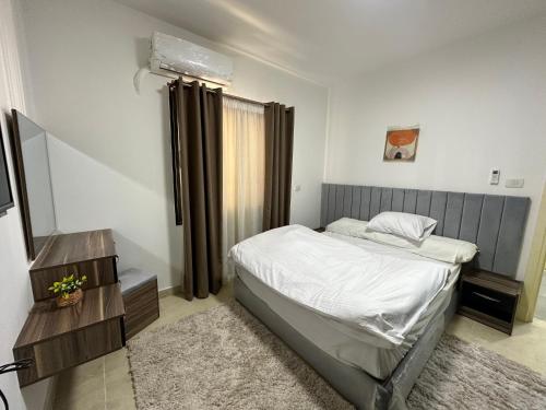 une petite chambre avec un lit et une fenêtre dans l'établissement Celia new capital 2 bedrooms, à Madīnat al Amal