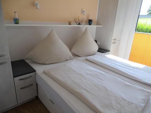 Postel nebo postele na pokoji v ubytování Lütt Plambeck-Appartement Silvia EG 1
