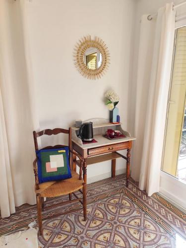 une table et une chaise dans une pièce avec un miroir dans l'établissement Casa Louisa, à Serralongue