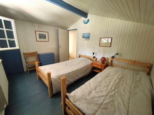 - une chambre avec 2 lits dans une chambre avec une fenêtre dans l'établissement Villa landaise lumineuse avec jardin, proche plages et commerces à Piraillan - FR-1-736-52, à Lège-Cap-Ferret