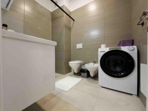 eine Waschmaschine in einem Badezimmer mit Toilette in der Unterkunft Tirana Hideaways , Breathtaking View & Free Parking in Tirana