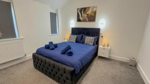 a bedroom with a large bed with blue sheets at Cozy 5-Bed Caldecott Stays-Sleep 6 in Manchester