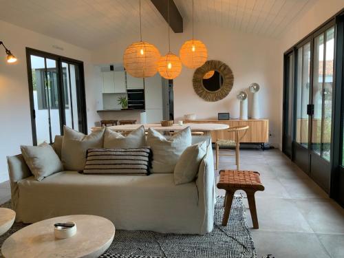 Posezení v ubytování Les Villas du Bois