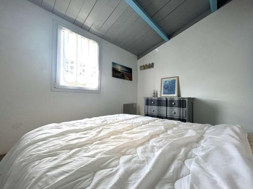 - un lit blanc dans une chambre avec fenêtre dans l'établissement Maison 2 pièces/mezzanine, piscines chauffée, tennis - Bretignolles-sur-Mer - FR-1-224A-666, à Bretignolles-sur-Mer