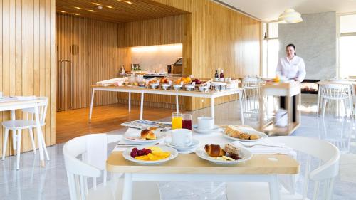een kamer met een tafel met ontbijtproducten erop bij Hotel Minho in Vila Nova de Cerveira