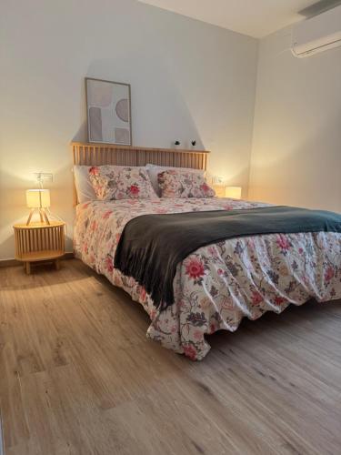 a bedroom with a large bed with a wooden headboard at La casita de fuente grande in Alfacar