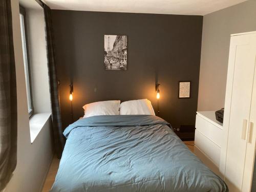 une chambre avec un lit avec deux oreillers dans l'établissement Duplex calme au cœur du Vieux-Lille - tout à pied, à Lille