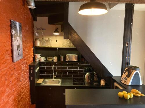 une cuisine avec un évier et un plan de travail dans l'établissement Duplex calme au cœur du Vieux-Lille - tout à pied, à Lille