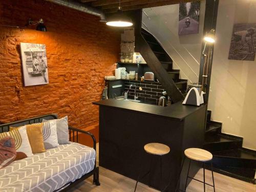 un salon avec un canapé et un escalier dans l'établissement Duplex calme au cœur du Vieux-Lille - tout à pied, à Lille
