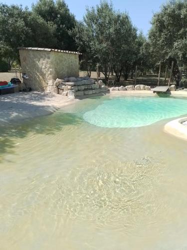 - une piscine d'eau bleue dans un parc dans l'établissement Lou mazet, à La Roque-sur-Pernes