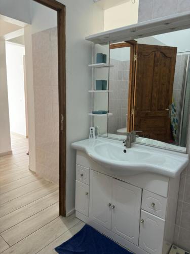 a bathroom with a white sink and a mirror at Location de vacances tout confort idéalement située, proche plages - Entre mer & montagne in Deshaies