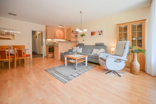 una sala de estar con un sofá y una mesa en FeWo Klecha, en Kellenhusen