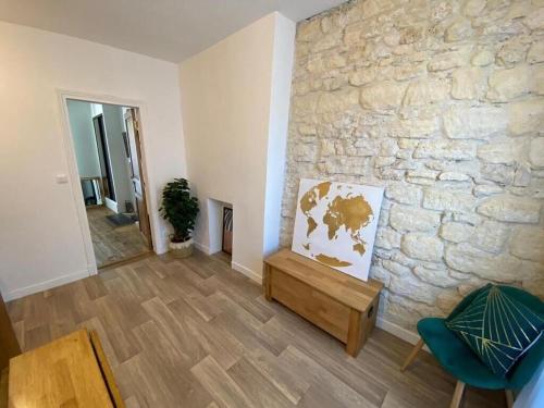- un salon avec un mur en pierre et une table dans l'établissement Quiet apartment in Paris center, à Paris