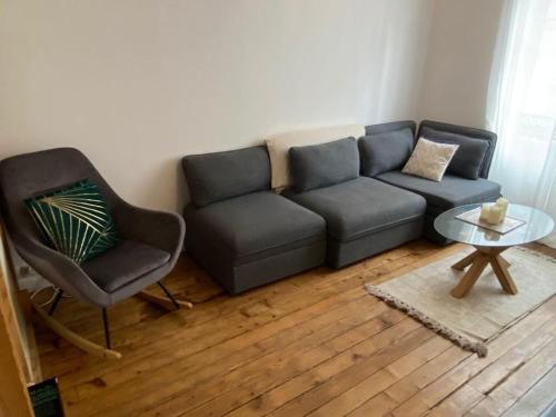 un salon avec un canapé bleu et une chaise dans l'établissement Quiet apartment in Paris center, à Paris