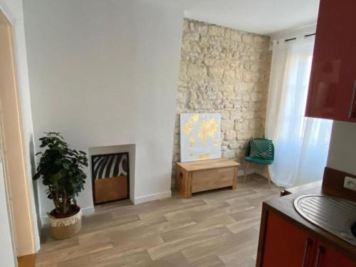 un salon avec une cheminée et une table dans l'établissement Quiet apartment in Paris center, à Paris