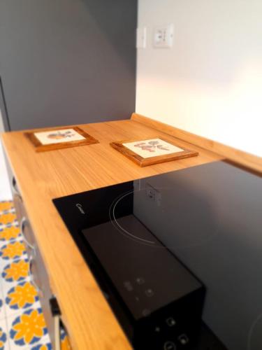 a wooden counter top with a microwave on it at L'appartamento di Cesate comodo per centro Milano PIANO TERRA in Cesate