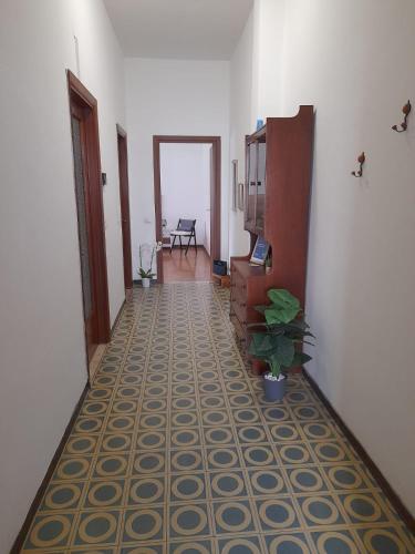 a hallway with a floor with a plant in it at L'appartamento di Cesate comodo per centro Milano PIANO TERRA in Cesate
