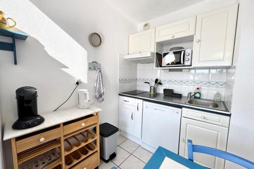 Cuisine ou kitchenette dans l'établissement Charmant T3 duplex - Bord de mer - Terrasse