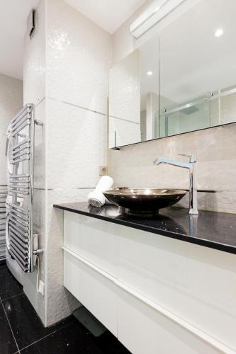 une salle de bain avec un lavabo et un miroir dans l'établissement Immogroom Luxury 1 bedAppartment AC Terrace, à Cannes