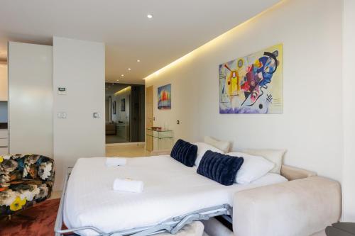 - un salon avec un canapé blanc et une chaise dans l'établissement Immogroom Luxury 1 bedAppartment AC Terrace, à Cannes