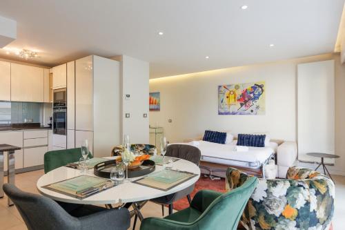 une cuisine et un salon avec une table et des chaises dans l'établissement Immogroom Luxury 1 bedAppartment AC Terrace, à Cannes