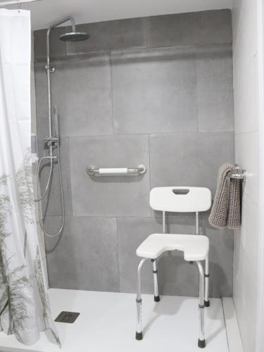 a shower with a stool in a bathroom at Casa Nostra Alcanar in Alcanar