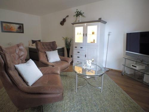 salon z kanapą i szklanym stołem w obiekcie Melody -303- w mieście Mittenwald