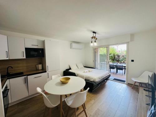 Cette chambre comprend un lit, une table et une cuisine. dans l'établissement Résidence le nautica, à Fréjus
