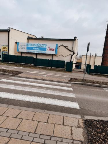 an empty street with a sign on the side of a building at Apartament Świdnik Kosik in Świdnik