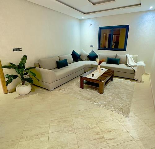 a living room with a couch and a coffee table at Appartement de luxe à khouribga in Khouribga