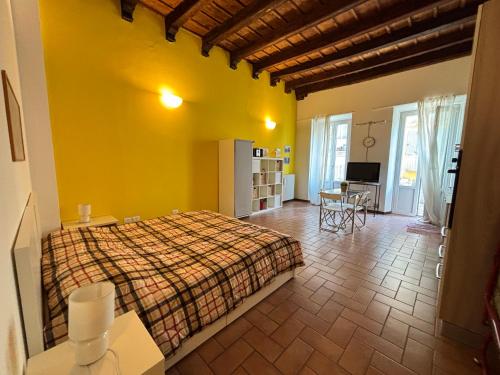 a bedroom with a bed and a yellow wall at Alloggio dei paratici in Pavia