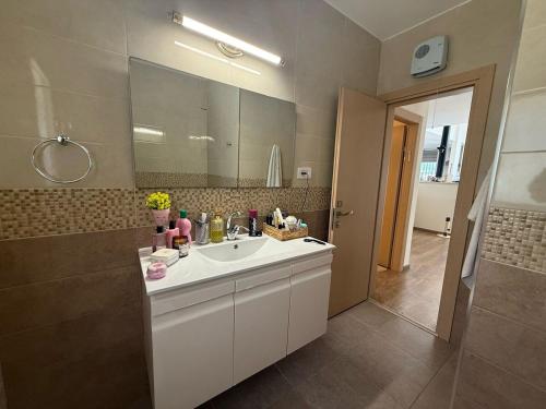 Un baño con lavabo y un espejo grande. en הבית של אסף - 3 וילות משפחתיות זהות, en H̱osen