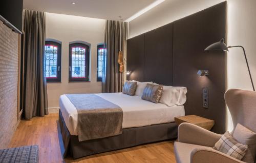 A bed or beds in a room at Catalonia Gran Vía Madrid