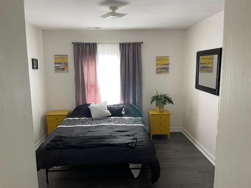 ein Schlafzimmer mit einem Bett vor einem Fenster in der Unterkunft Everything you need - 1 BR 1 BA WIFI SMART TV QN Bed Coffee in Wichita