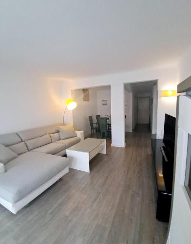 un salon avec un canapé et une table dans l'établissement 4 - Person Apartment with Sea View terrace, à Cannes