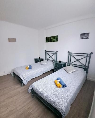 - 3 lits dans une pièce dotée de parquet dans l'établissement 4 - Person Apartment with Sea View terrace, à Cannes