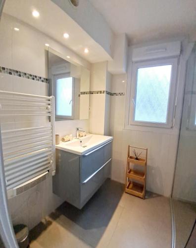 une salle de bain avec un lavabo et un miroir dans l'établissement 4 - Person Apartment with Sea View terrace, à Cannes