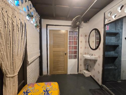 una camera con bagno con lavandino e porta di Little Home in Town a Ban Lo Long