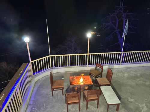 戴尔豪斯Hotel Mini Switzerland In Dalhousie #Air Cooled的晚上在庭院里火坑