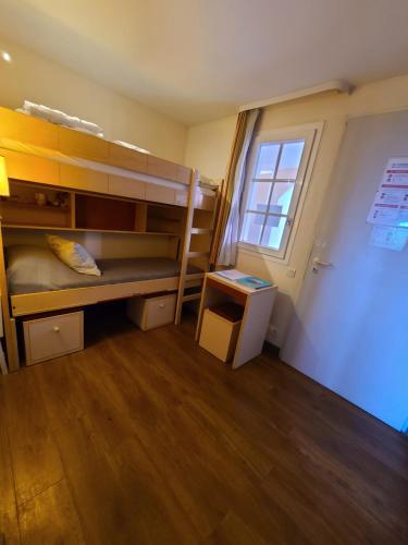 Una pequeña habitación con literas y una ventana. en Rev'Azur Saint Raphaël, en Saint-Raphaël