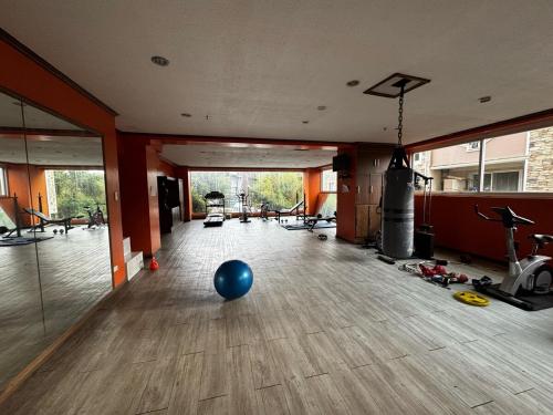 un gimnasio con una pelota en medio de una bolera en Ezwi's Staycation, en Baguio