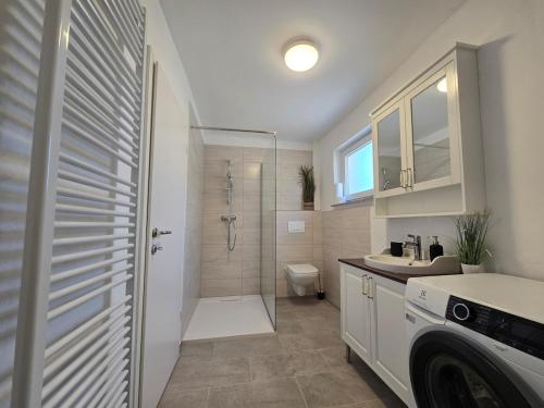 リュブリャナにあるApartment Barje II, bright&sunny, private parkingのシャワー、トイレ、洗面台を備えたバスルーム
