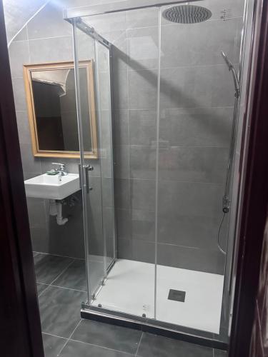 a bathroom with a shower and a sink at Casa Colón en la mancha in Herencia