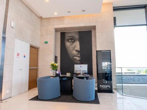 Una televisión o centro de entretenimiento en Noom Hotel Dakar Sea Plaza, a member of Radisson Individuals